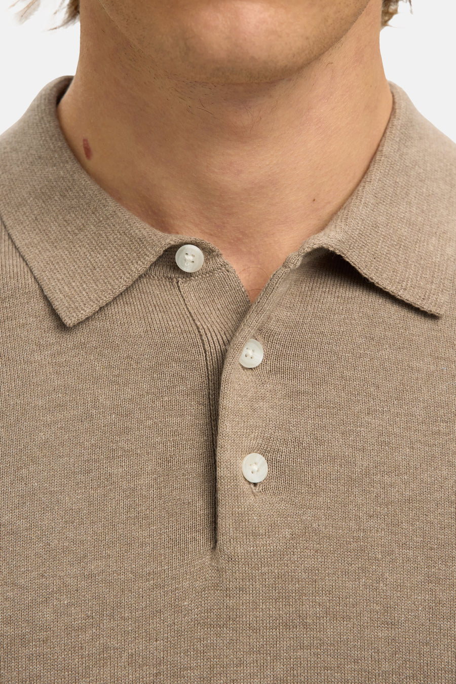 Polo en tricot marron de SELECTED, avec trois boutons blancs et un col classique.