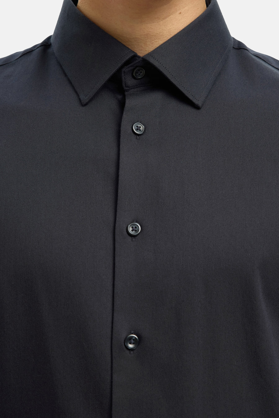Chemise à manches longues noire de SELECTED, avec une coupe classique et une patte de boutonnage visible.