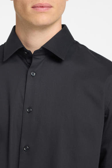 Chemise noire à manches longues de SELECTED, montrant des boutons et le col sur un fond blanc.
