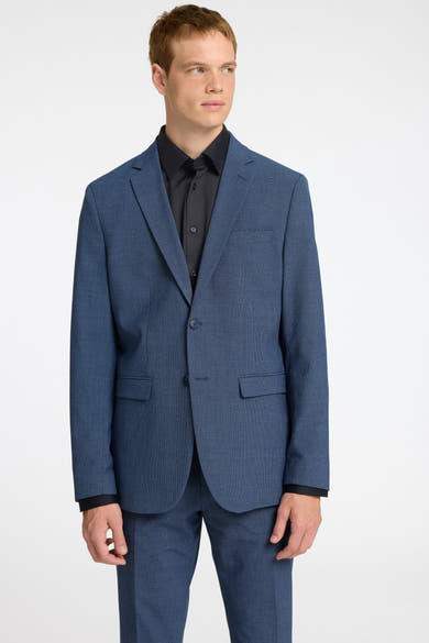 Chemise à manches longues noire de SELECTED, portée avec un costume bleu en laine à texture fine.
