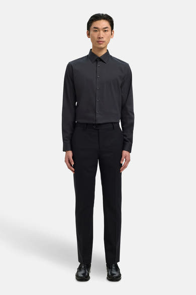 Chemise noire à manches longues de SELECTED, portée avec un pantalon noir et des chaussures noires.