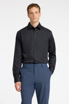 Chemise noire à manches longues de SELECTED, portée avec un pantalon bleu à motif.
