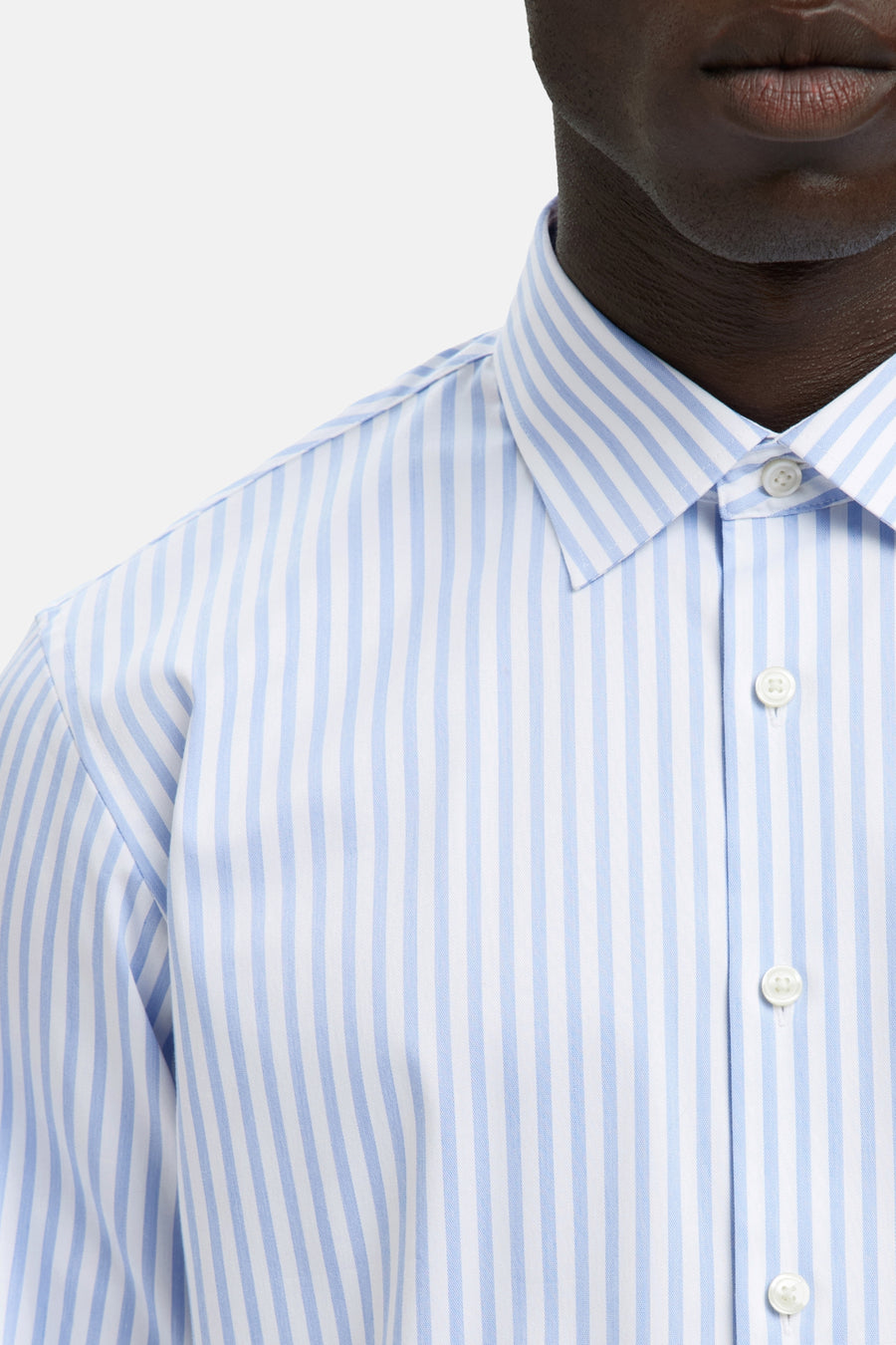 Chemise à manches longues bleue à rayures par SELECTED, détail du col et boutons visibles.