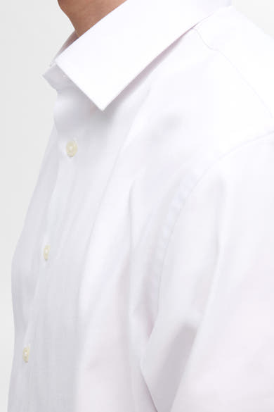 Chemise blanche à manches longues de SELECTED, avec col classique et boutons ivoire, vue de côté.