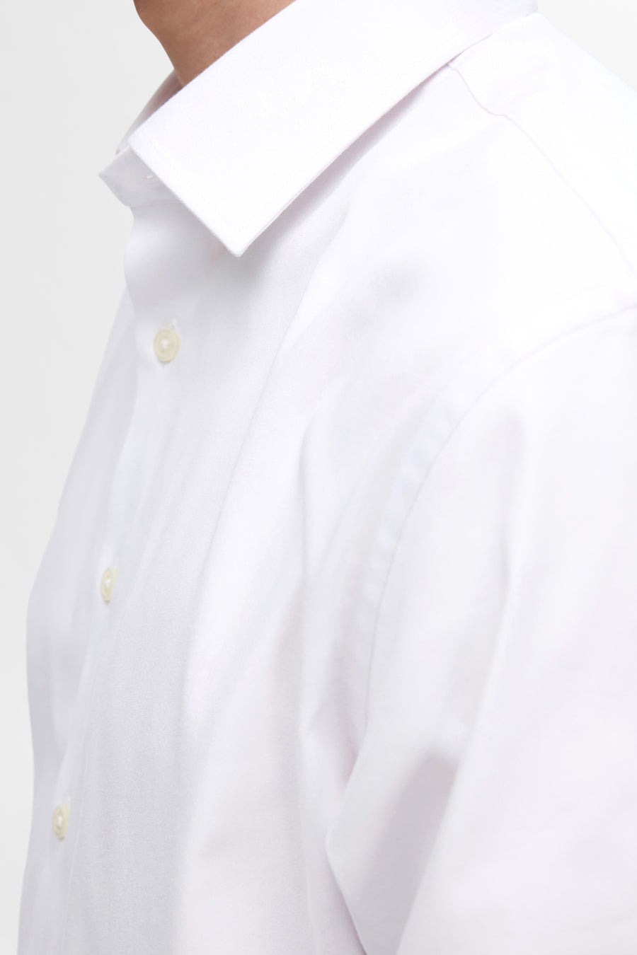 Chemise blanche à manches longues de SELECTED, avec col classique et boutons ivoire, vue de côté.