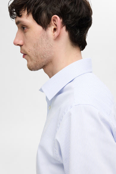 Chemise à manches longues blanche à rayures verticales par SELECTED, avec col classique et coupe moderne.