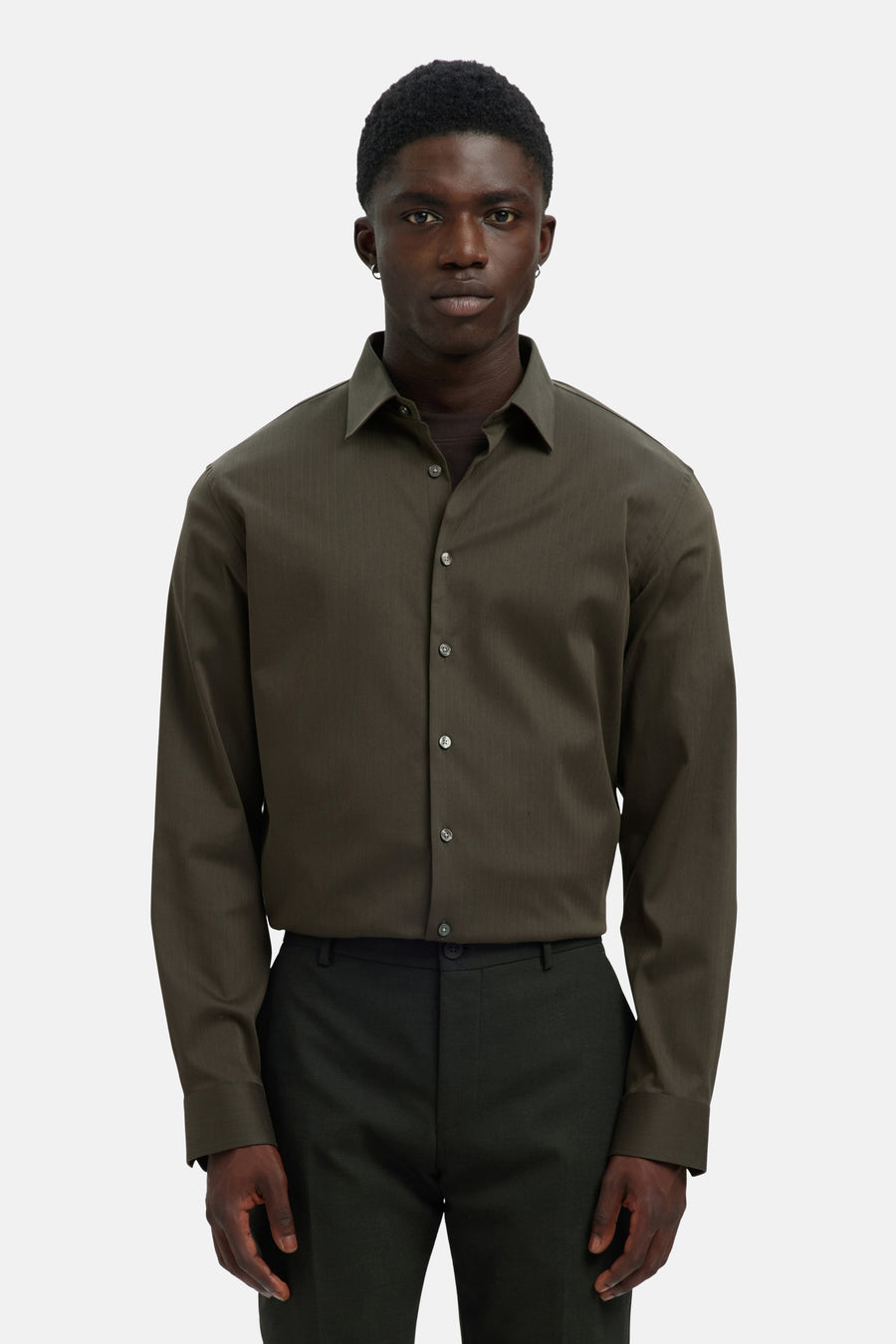 Chemise à manches longues verte de SELECTED, portée avec un pantalon sombre assorti.
