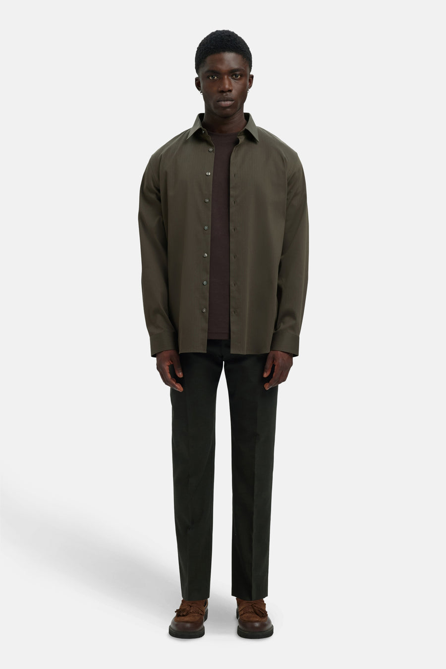 Chemise à manches longues verte de SELECTED, portée sur un t-shirt marron avec un pantalon et des chaussures marron.