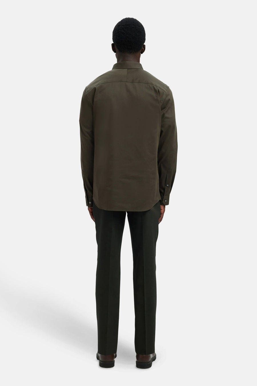 Chemise à manches longues verte de SELECTED, vue de dos, portée avec un pantalon et des chaussures marron foncé.
