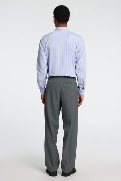 Chemise à manches longues bleue rayée de SELECTED, portée avec un pantalon gris uni, vue de dos.
