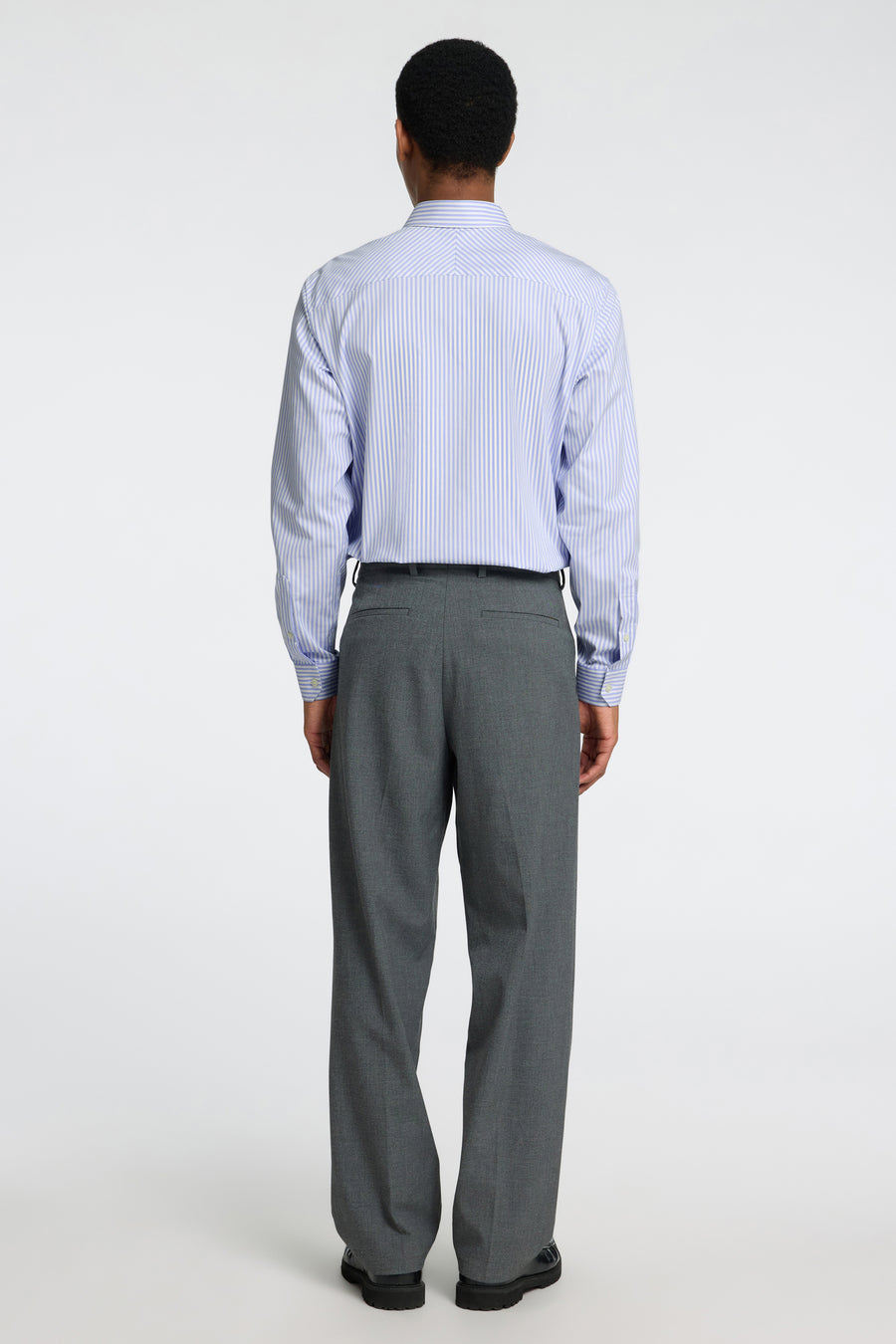 Chemise à manches longues bleue rayée de SELECTED, portée avec un pantalon gris uni, vue de dos.
