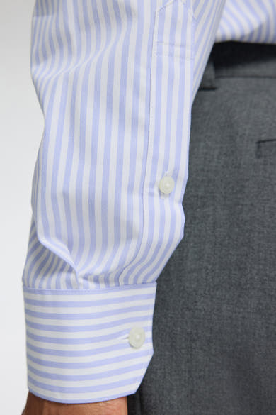 Chemise à manches longues bleue rayée de SELECTED, avec poignet boutonné et pantalon gris anthracite.