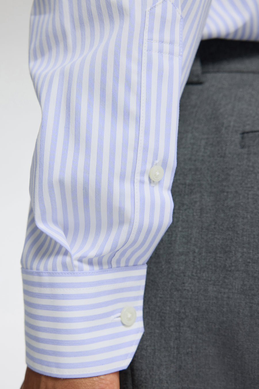 Chemise à manches longues bleue rayée de SELECTED, avec poignet boutonné et pantalon gris anthracite.