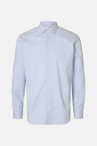 Chemise à manches longues bleue à rayures verticales, par SELECTED, avec une coupe classique et des boutons blancs.
