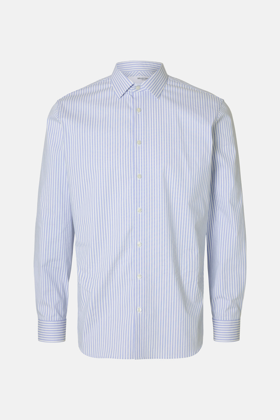 Chemise à manches longues bleue à rayures verticales, par SELECTED, avec une coupe classique et des boutons blancs.
