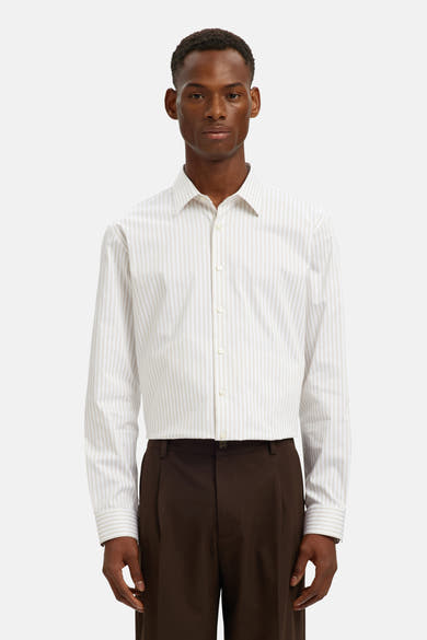 Chemise à manches longues beige, rayée, de SELECTED, portée avec un pantalon marron.
