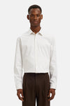 Chemise à manches longues beige, rayée, de SELECTED, portée avec un pantalon marron.

