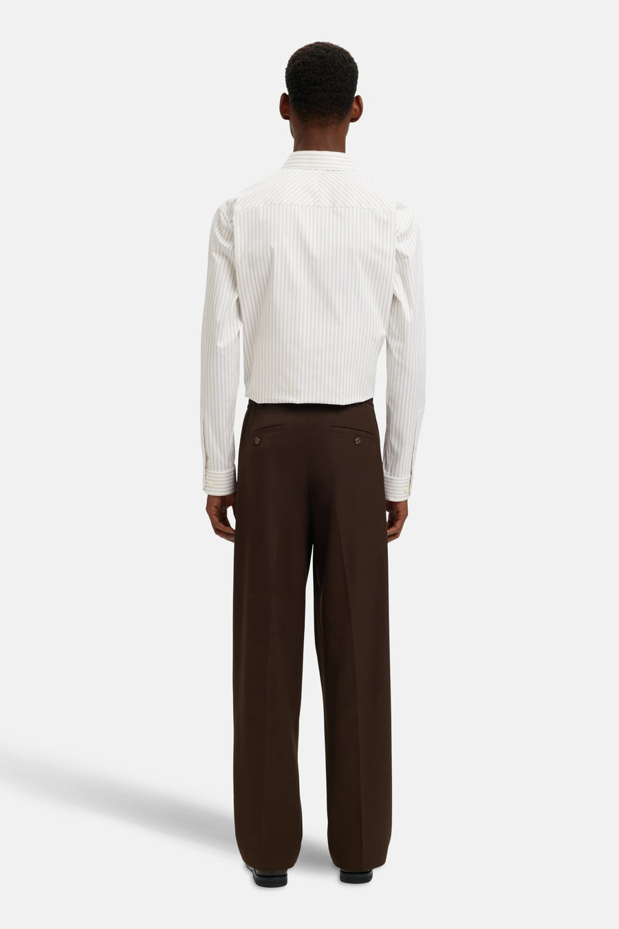 Chemise à manches longues beige rayée de SELECTED, vue de dos, portée avec un pantalon marron.