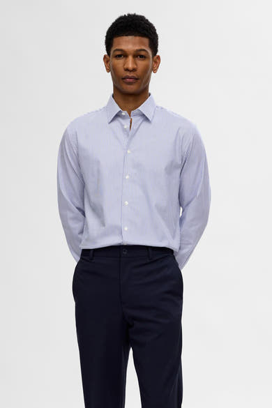 Chemise bleue à rayures à manches longues de SELECTED, portée avec un pantalon bleu marine.