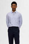 Chemise bleue à rayures à manches longues de SELECTED, portée avec un pantalon bleu marine.