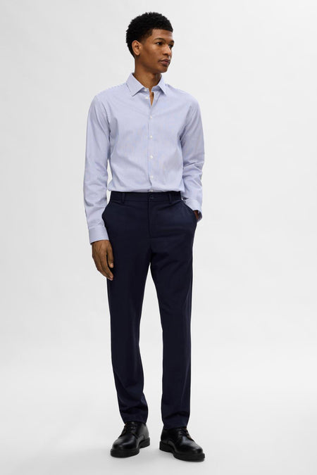 Chemise bleue à rayures de SELECTED, portée avec un pantalon bleu marine et des chaussures noires.