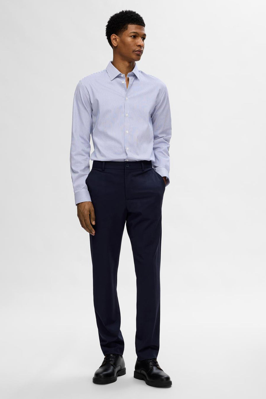 Chemise bleue à rayures de SELECTED, portée avec un pantalon bleu marine et des chaussures noires.
