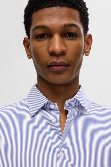Chemise à manches longues bleue rayée, de SELECTED, avec un col boutonné et une patte de boutonnage visible.