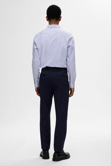 Chemise à manches longues bleue rayée de SELECTED, vue de dos, portée avec un pantalon marine et des chaussures noires.
