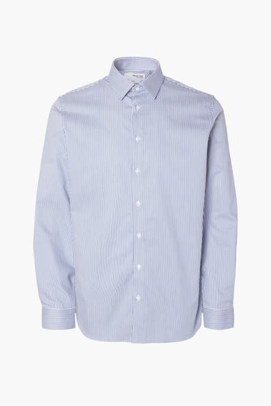 Chemise à manches longues bleue rayée, de SELECTED, avec fermeture boutonnée sur fond blanc.
