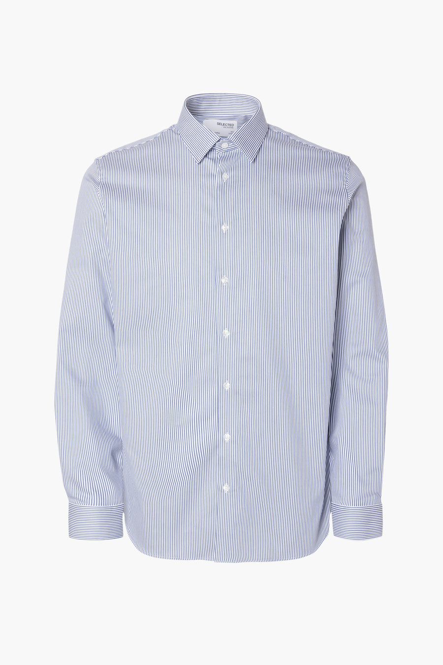 Chemise à manches longues bleue rayée, de SELECTED, avec fermeture boutonnée sur fond blanc.
