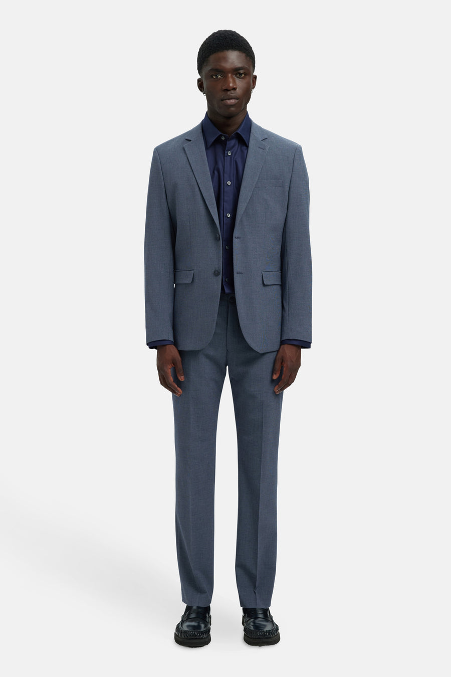 Pantalon de costume bleu de SELECTED, porté avec une chemise bleu foncé et des chaussures noires.