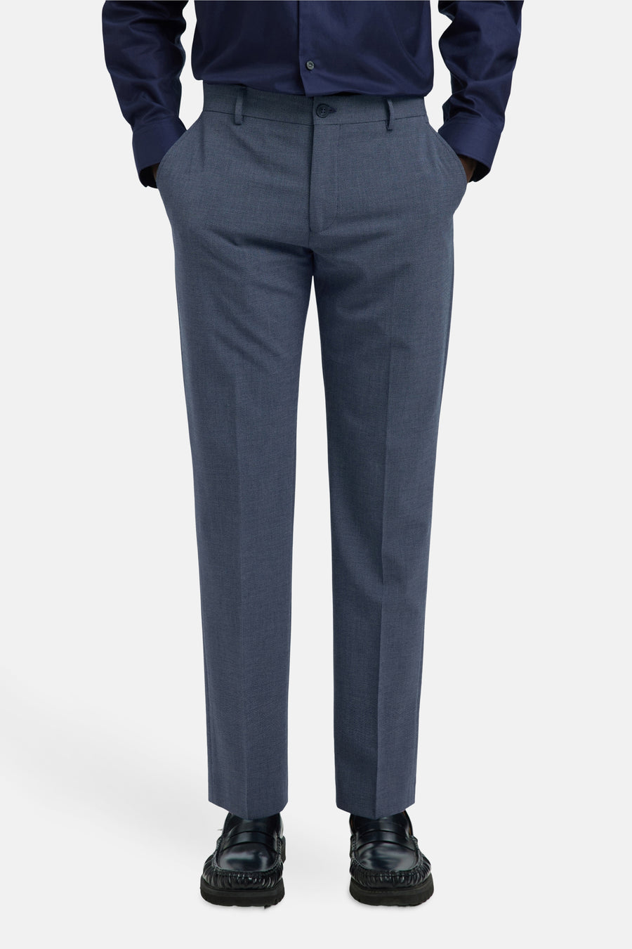 Pantalon de costume bleu par SELECTED, avec des poches latérales et chaussures de ville noires.