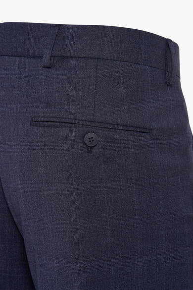 Pantalon de costume bleu SELECTED, détail de la poche arrière boutonnée.