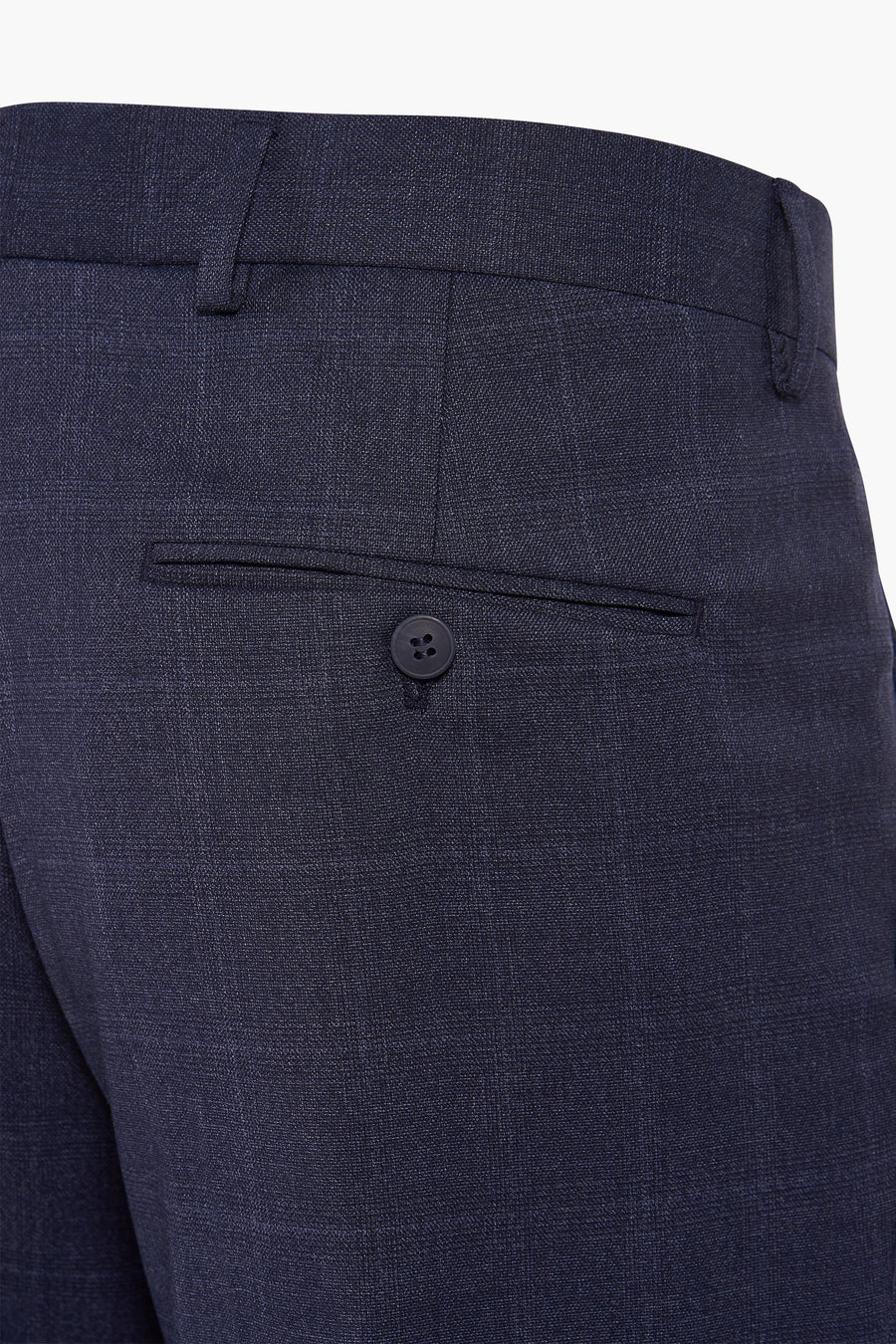 Pantalon de costume bleu SELECTED, détail de la poche arrière boutonnée.