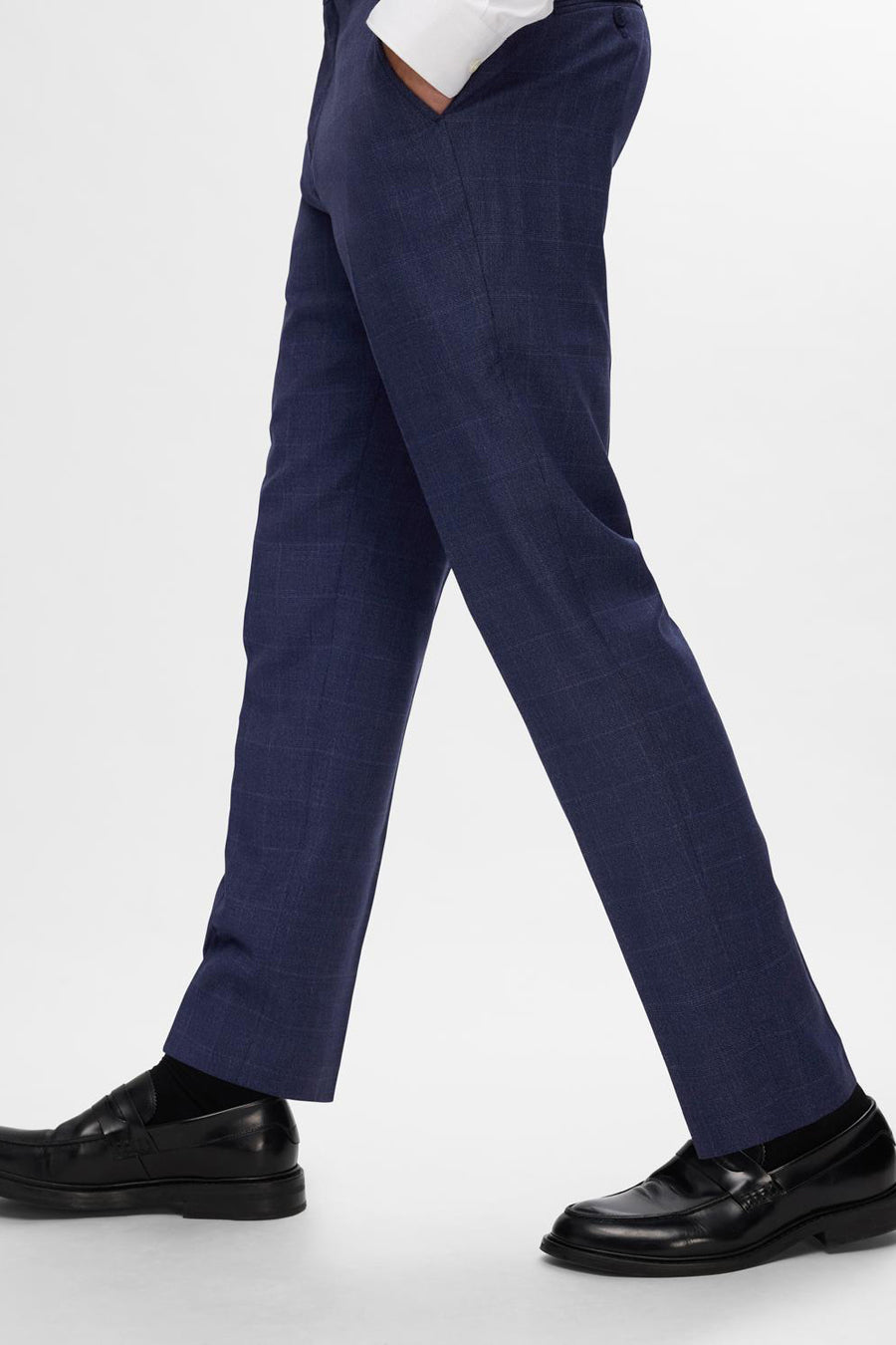 Pantalon de costume bleu de SELECTED, avec un motif à carreaux subtil et des chaussures en cuir noir.