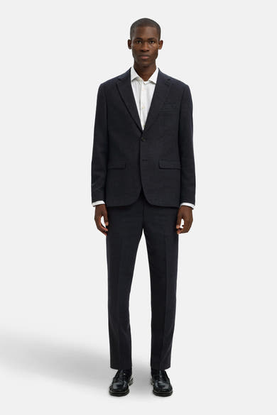 Blauwe blazer van SELECTED, gedragen met een gestreept wit overhemd en zwarte schoenen.