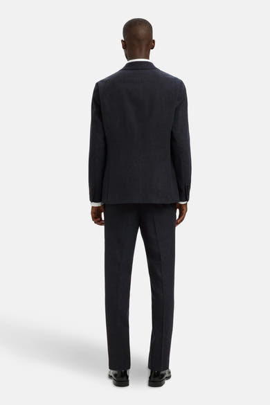 Blauwe blazer van SELECTED, met een slim fit, gedragen met een wit overhemd en een bijpassende broek.