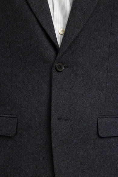 Blauwe blazer van SELECTED met een wit gestreept overhemd en knoopdetails.