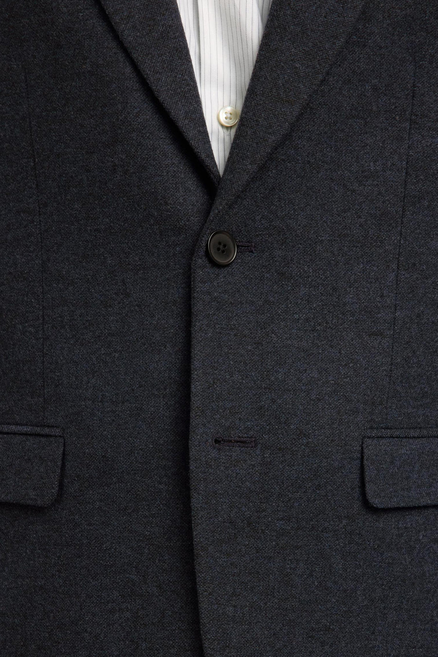 Blauwe blazer van SELECTED met een wit gestreept overhemd en knoopdetails.