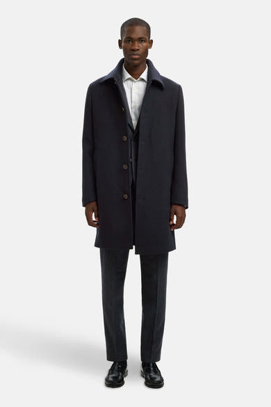 Blauwe blazer van SELECTED, gedragen met een gestreept overhemd en een antracietkleurige pantalon.