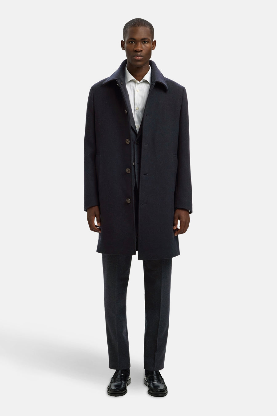 Blauwe blazer van SELECTED, gedragen met een gestreept overhemd en een antracietkleurige pantalon.