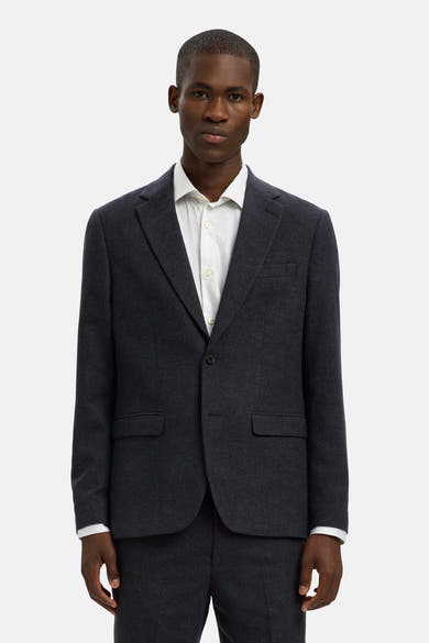 Blauwe blazer van SELECTED, met een licht gestreept overhemd en één knoop.