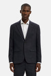 Blauwe blazer van SELECTED, met een licht gestreept overhemd en één knoop.