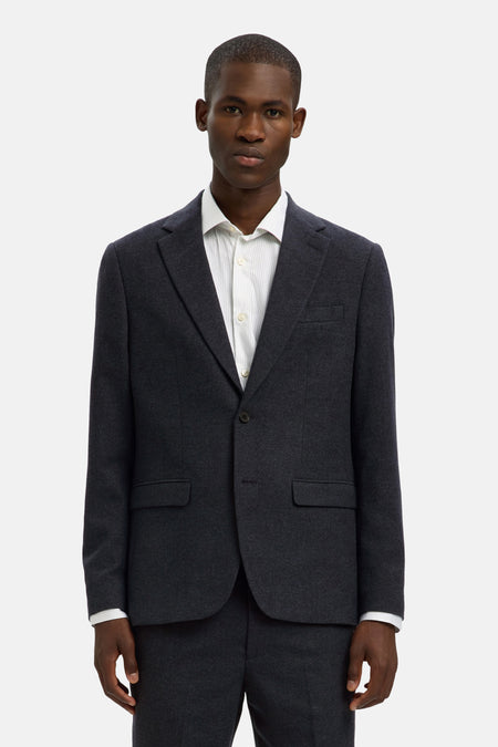 Blauwe blazer van SELECTED, met een licht gestreept overhemd en één knoop.