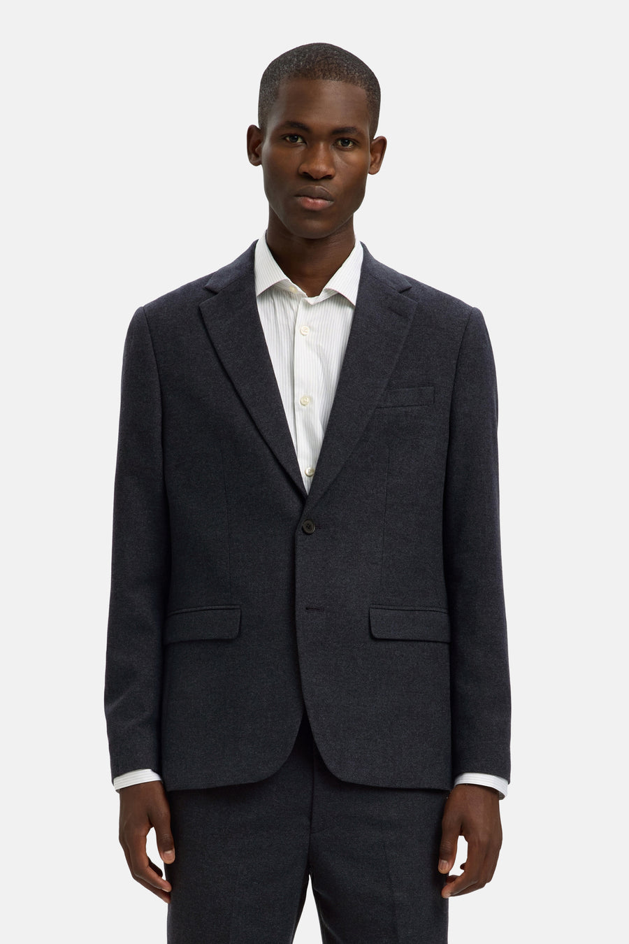 Blauwe blazer van SELECTED, met een licht gestreept overhemd en één knoop.
