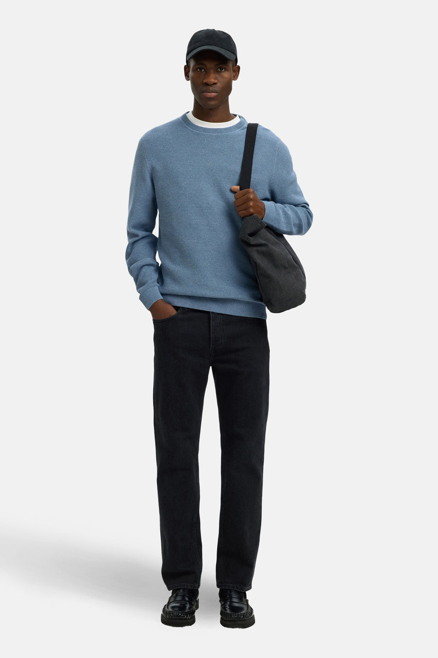 Ronde hals blauw T-shirt, van SELECTED, gedragen met een zwarte jeans en lakleren schoenen, met een canvas tas.