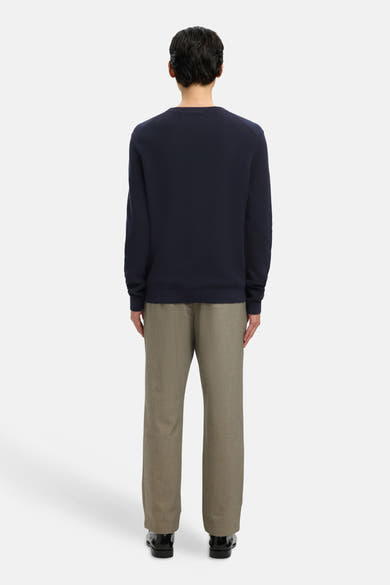 Donkerblauwe rondehals trui van SELECTED, gedragen met een beige broek en zwarte schoenen, achtergezicht.