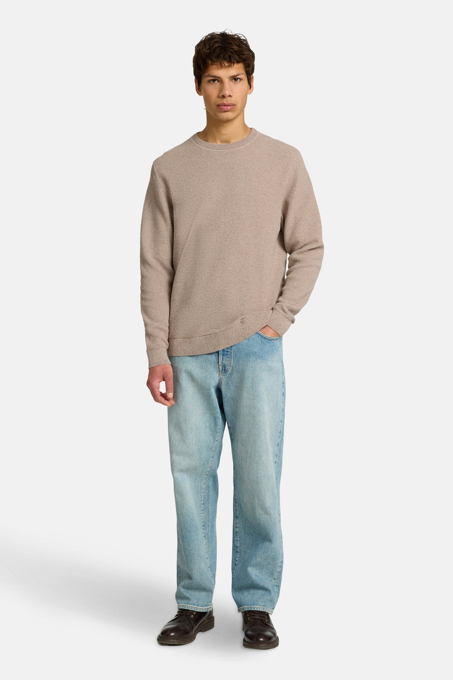 Pull col rond brun en maille texturée de SELECTED, porté avec un jean bleu clair et des chaussures marron.