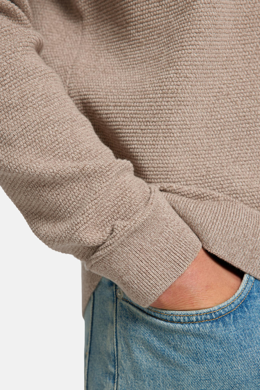 Ronde hals trui bruin van SELECTED, gedragen met een blauwe jeans en met een gebreide textuur.