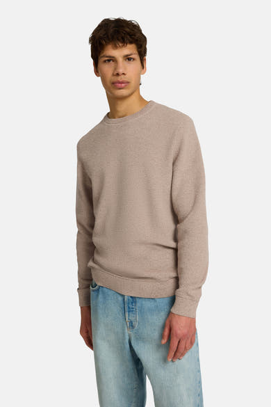 Ronde hals trui bruin van SELECTED, gedragen met een lichtblauwe jeans.